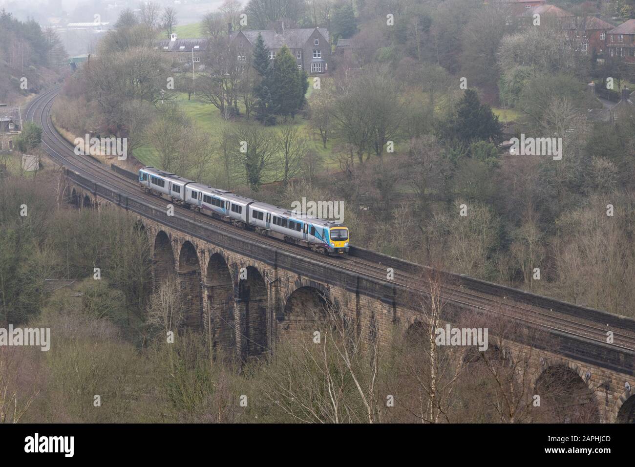 A TransPennie Express train crosses the viaduct at Brownhill, Saddleworth, Oldham Stock Photo