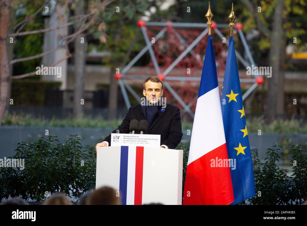 Emmanuel Macron bei der Einweihung des Kriegsdenkmals für Frankreich (OPEX) im Eugénie-Djendi-Garten im André-Citroën-Park. Paris, 11.11.2019 Stock Photo