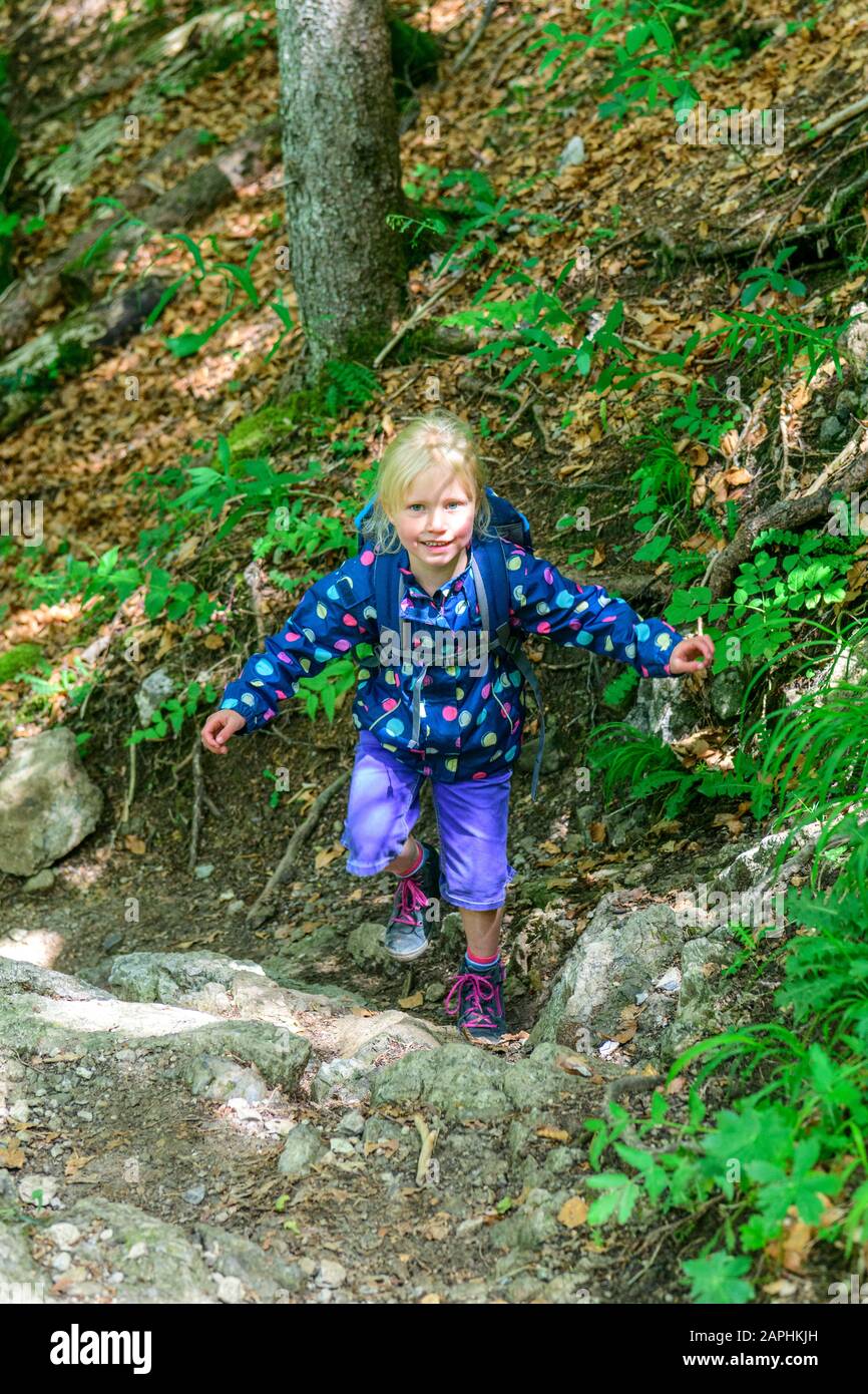 Kleines Mädchen beim Wandern in einer Schlucht Stock Photo