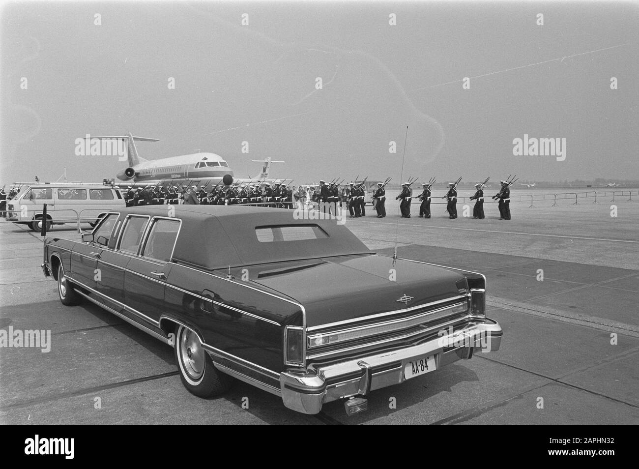 Reception of President Kaunda of Zambia at Zambia airport by Queen Beatrix Description: The limousine the President could not leave with because the keys were in the locked car. Date: April 13, 1986 Location: Rotterdam, Zestienhoven, Zuid-Holland Keywords: Cars, honorary guards, presidents, state visits, airports Institution name: Zestienhoven Stock Photo
