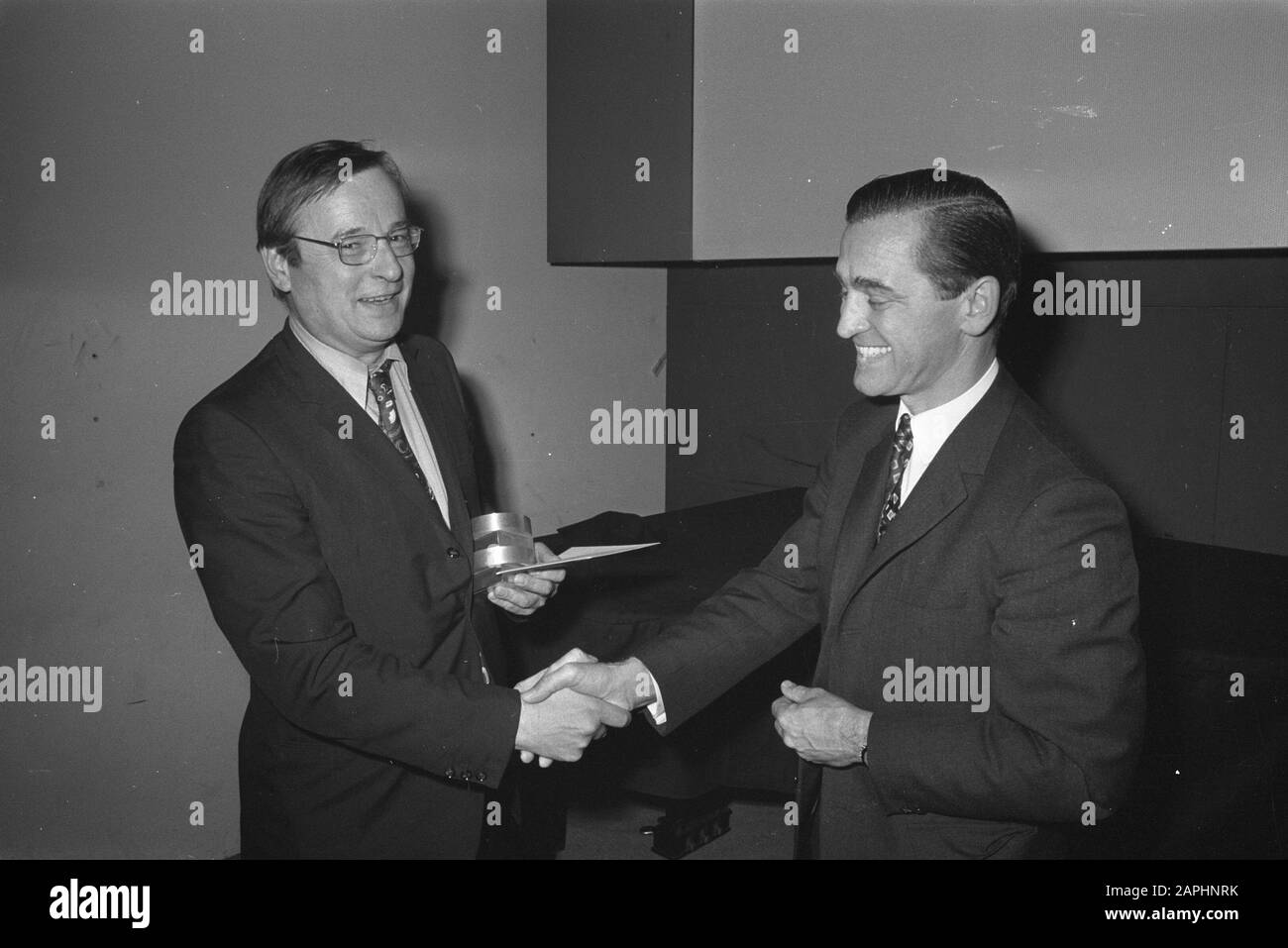 The Minister of Science, Jhr. mr. M. L. de Brauw awards the State Prize for Fine Arts and Architecture 1971 to Co Westerik (painter, graphic artist) in Date: September 24, 1971 Keywords: graphic artists, museums, prizes, painters Personal name: Brauw, M.L. de, Westerik, Co. Stock Photo