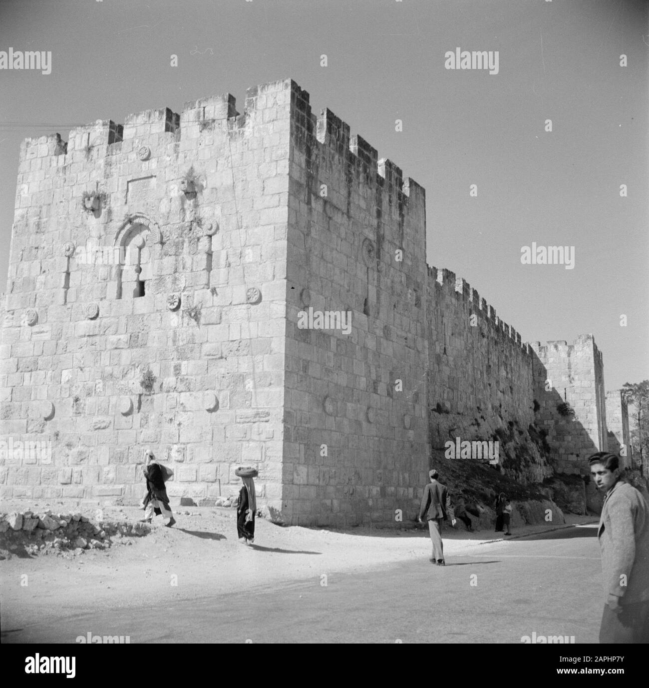 Middle East 1950-1955: Jerusalem Description: The wall of Jerusalem with the Stephen's Gate also called the Lion Gate Annotation: At the time of the recording this place was in Jordan Date: 1950 Location: Palestine, Jerusalem, Jordan Keywords: walls, gates Institution name: Stefanuspoort Stock Photo
