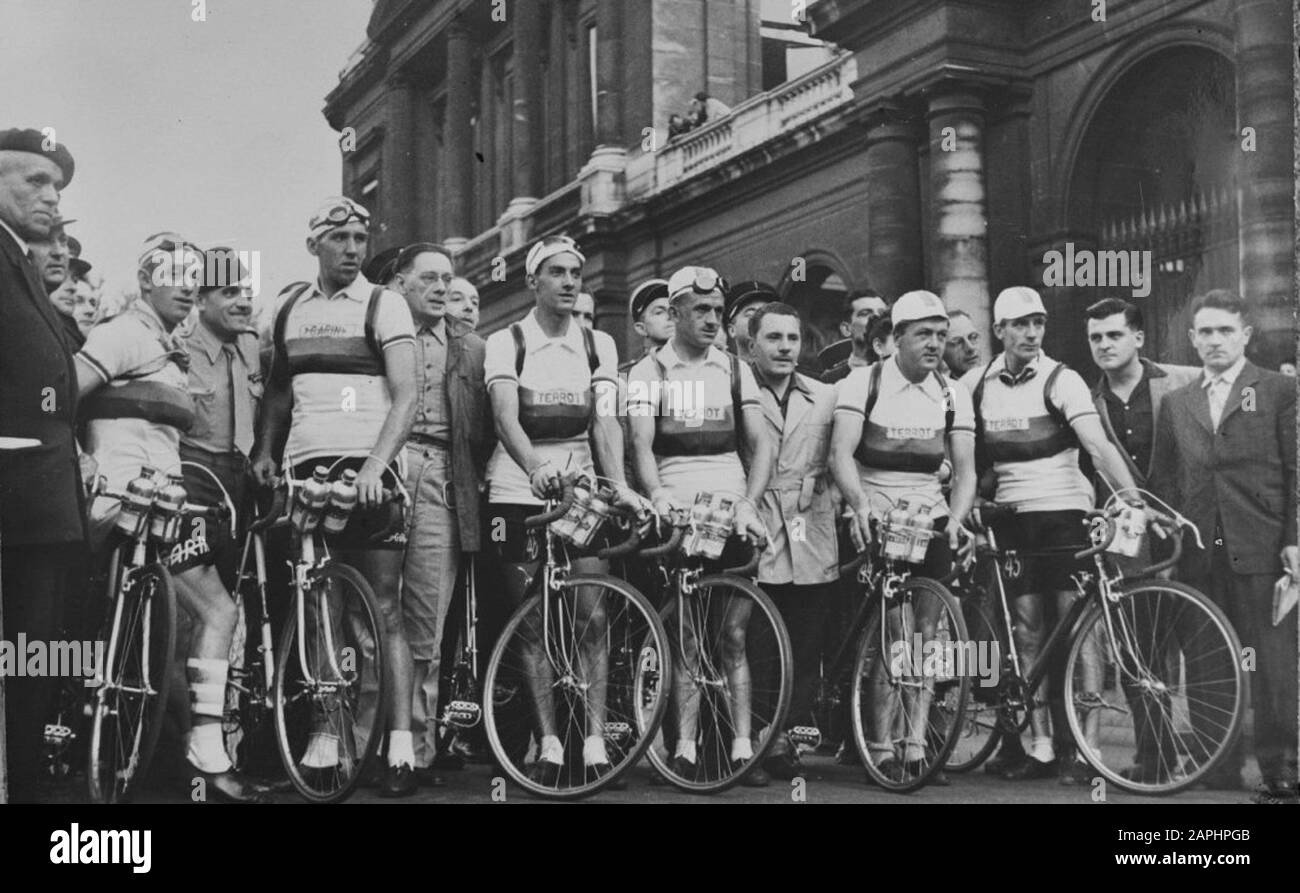 Tour de France 1950. The Dutch team at the start in Paris. Vl r. Wout Wagtmans, Frans Vos, Gerrit Voorting, Sjefke (Joseph) Jansen, Wim de Ruyter, Henk de Hoog; Stock Photo