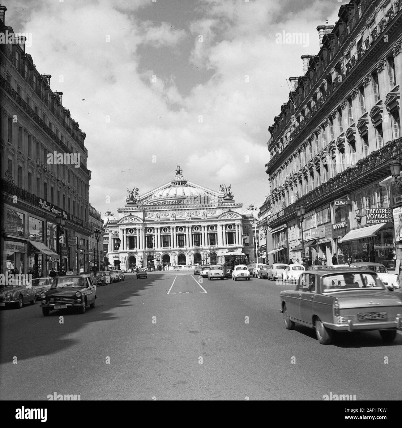 Pariser Bilder [The street life of Paris] Description: The Opéra National de Paris, designed in 1861 by Charles Garnier commissioned by Emperor Napoleon III Date: 1965 Location: France, Paris Keywords: theatres, street images Stock Photo