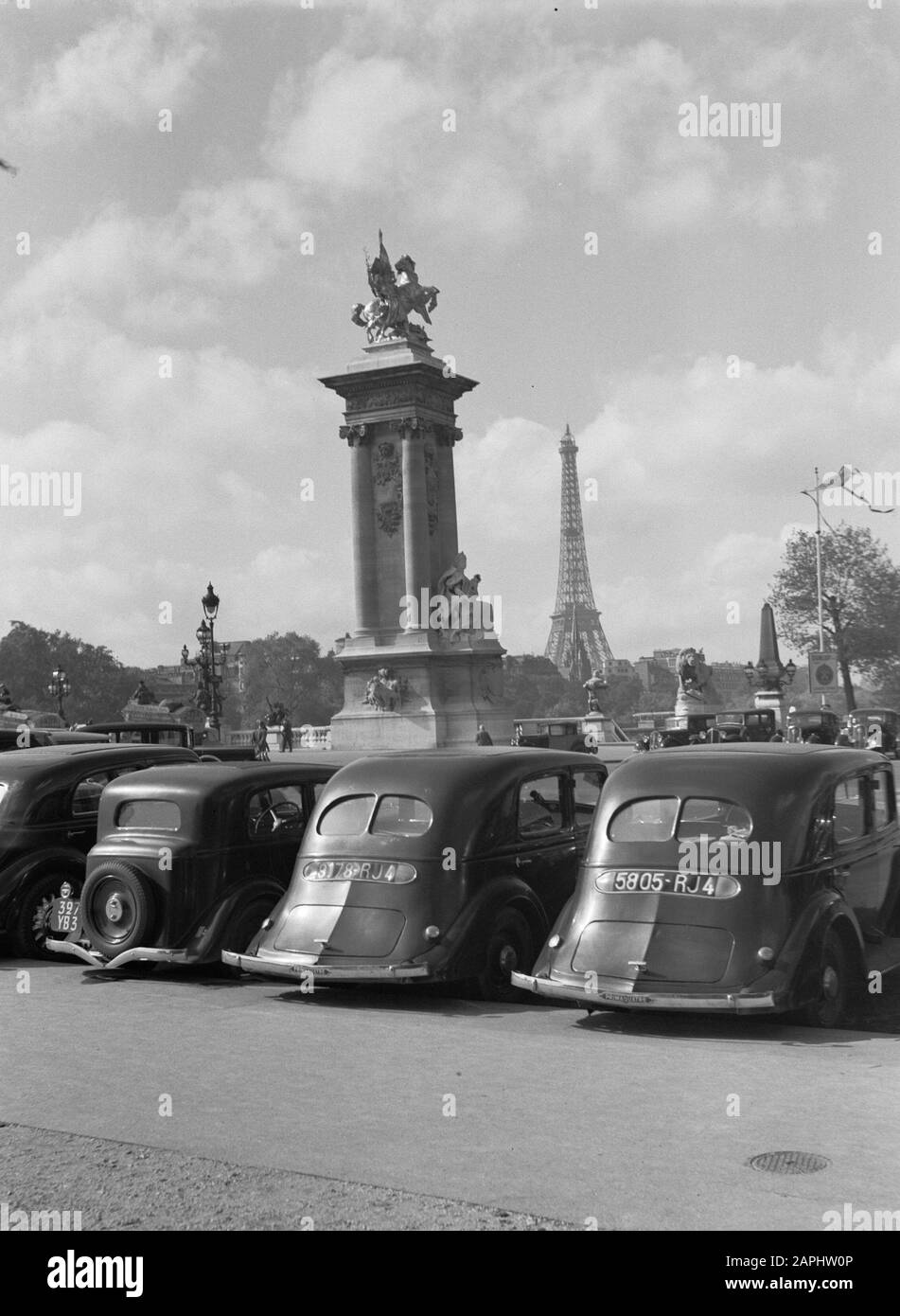 Reportage Paris Description: De Pont Alexandre III with in the background the Eiffel Tower Date: 1935 Location: France, Paris Keywords: cars, bridges, cityscapes Stock Photo