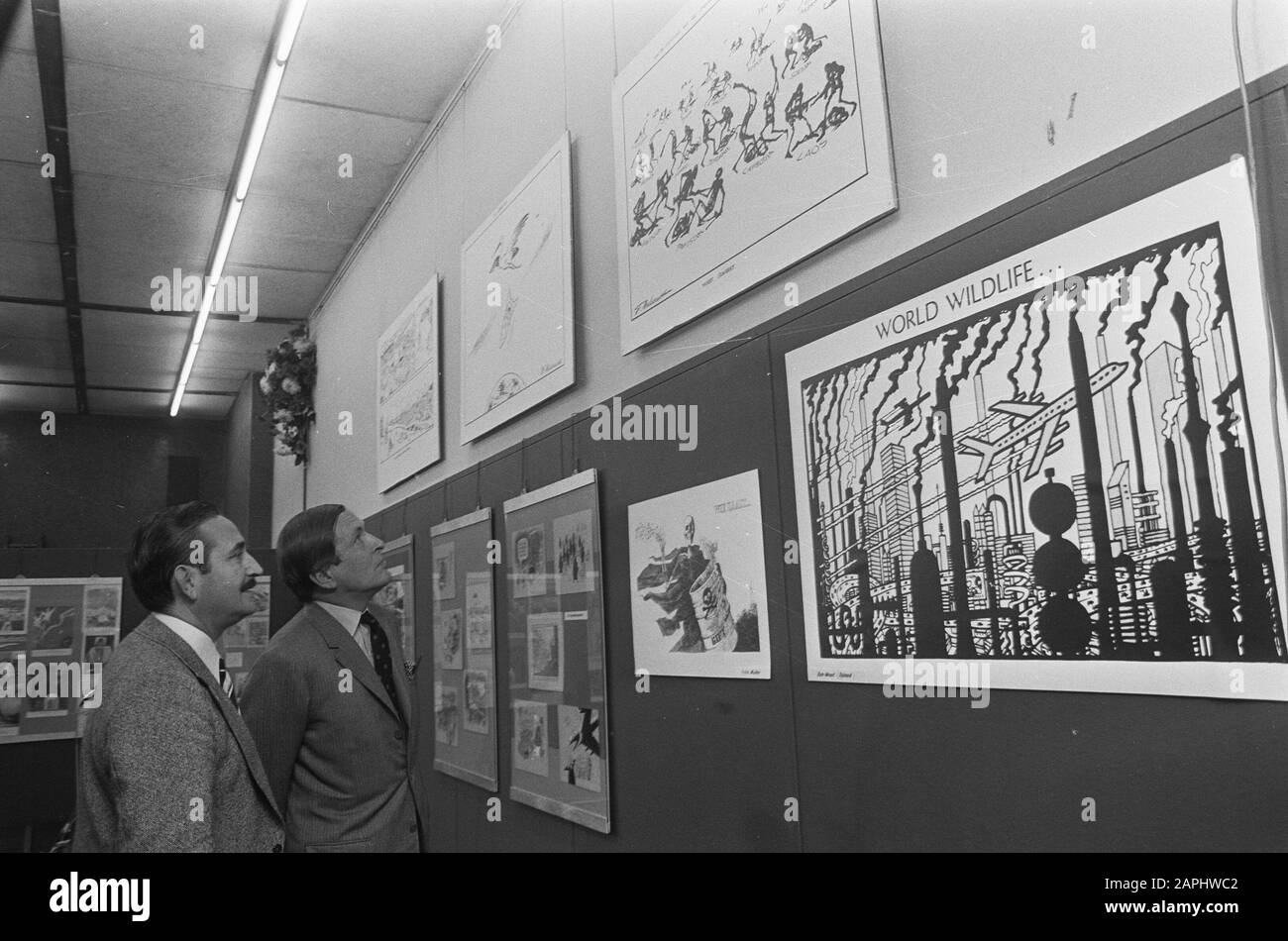 Prince Claus opens an exhibition of cartoons in the building of the Parool Description: The prince and cartoonist Fritz Behrendt watch cartoons Date: November 9, 1973 Location: Amsterdam, Noord-Holland Keywords: cartoonists, cartoons, openings, princes, exhibitions Personal name: Behrendt, Fritz, Claus, prince Stock Photo