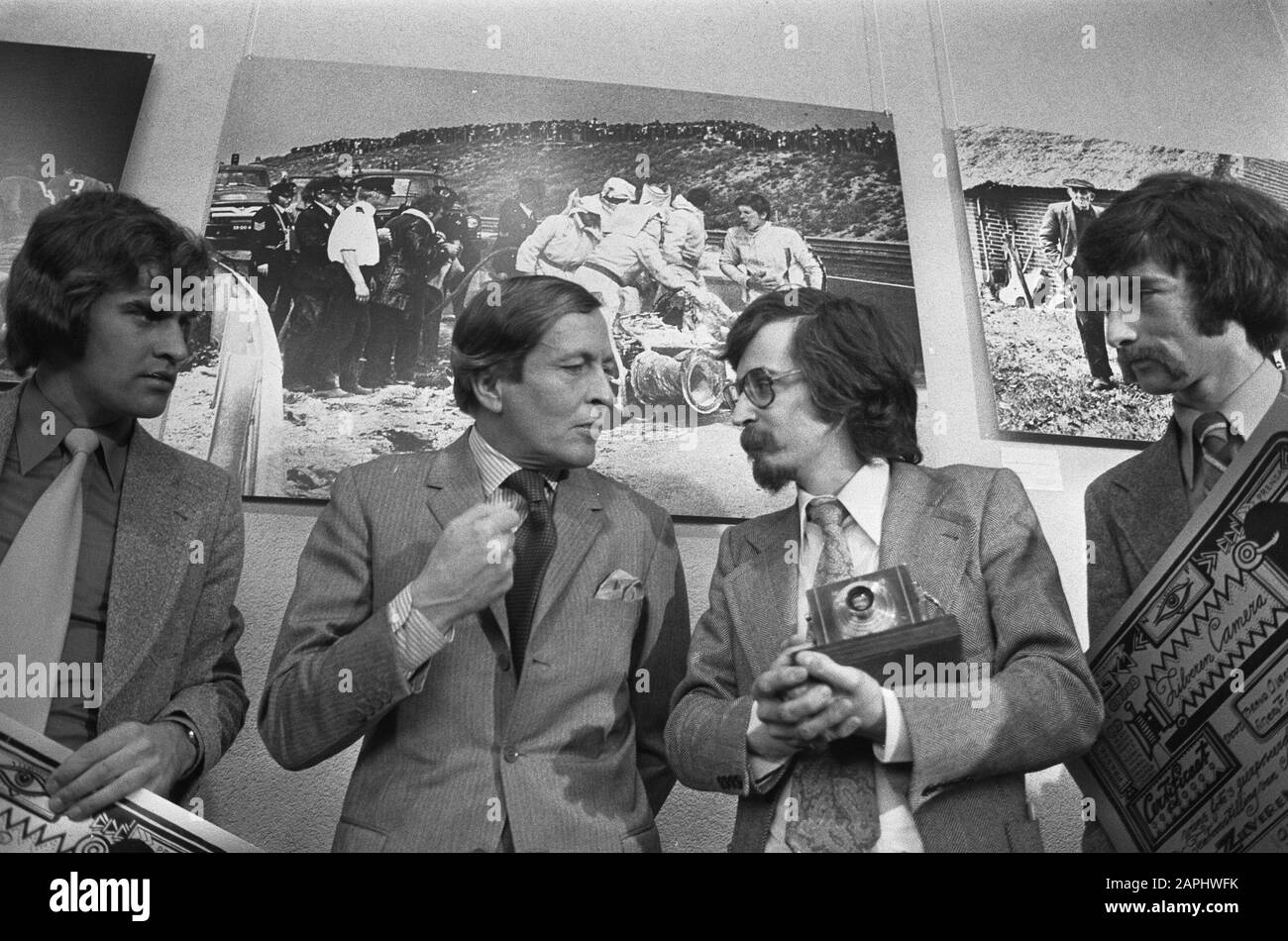 Prince Claus presents the Silver Camera to Rob Mieremet for the best Dutch press photo of 1973 Description: The prince in conversation with the winner Date: 22 November 1973 Location: Amsterdam, Noord-Holland Keywords: photos, photographers, photo contests, press photography, princes Personal name: Claus, prince, Mieremet, Rob Stock Photo