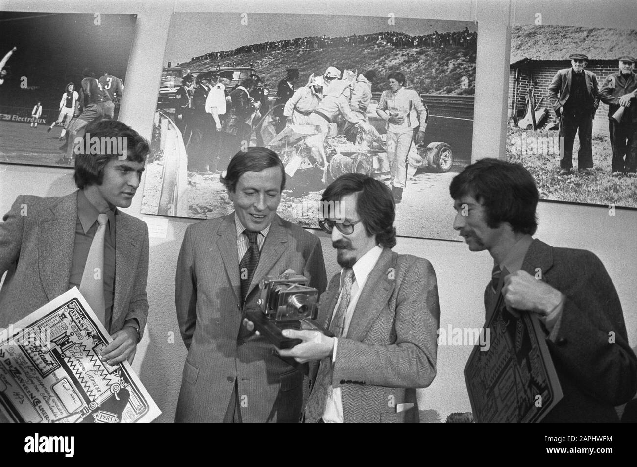 Prince Claus presents the Silver Camera to Rob Mieremet for the best Dutch press photo of 1973 Description: The prince in conversation with the winner and other attendees Date: 22 November 1973 Location: Amsterdam, North Holland Keywords: photos, photographers, photo contests, press photography, princes Personal name: Claus, prince, Mieremet, Rob Stock Photo
