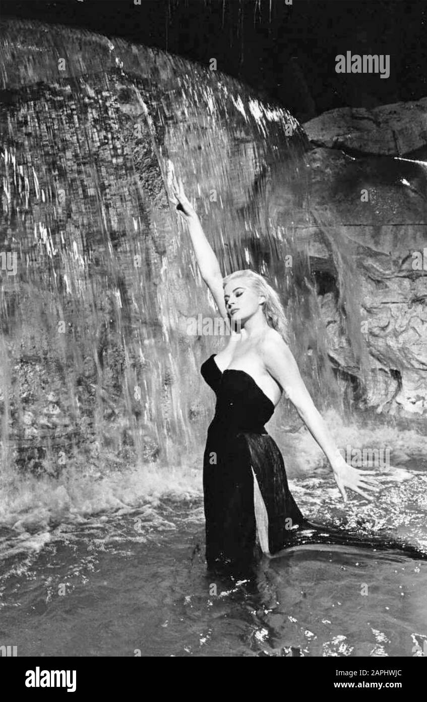 LA DOLCE VITA 1960 Riama Film production with Anita Ekberg in the famous Trevi Fountain scene Stock Photo