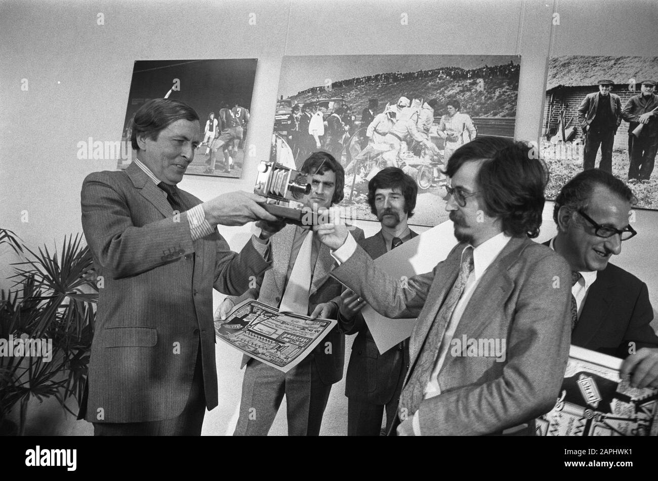 Prince Claus presents the Silver Camera to Rob Mieremet for the best Dutch press photo of 1973 Description: The prince hands over the Silver Camera to the winner Date: 22 November 1973 Location: Amsterdam, North Holland Keywords: photos, photographers, photo contests, press photography, princes Personal name: Claus, prince, Mieremet, Rob Stock Photo