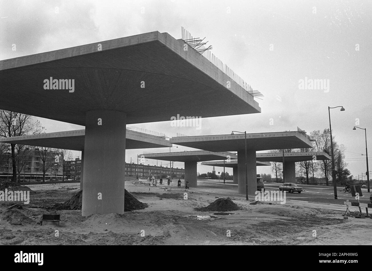 De Rotterdamse Ruit, six-lane bypass of Rotterdam. At the height of Overschie the road comes over a viaduct Date: 16 October 1967 Location: Overschie, Rotterdam Keywords: viaducts, roads Stock Photo