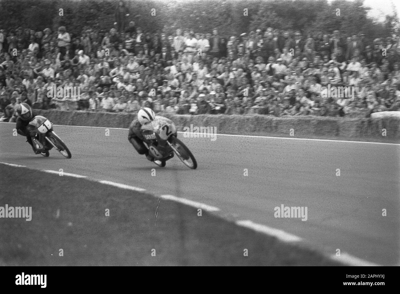 TT Assen 1972 Description: The Spanish motorcycle driver Angel Nieto (nr 2) and the Dutchman Jan de Vries in action in the 50 cc class Date: 24 June 1972 Location: Assen, Drenthe Keywords: circuits, motorcycle drivers, motorcycles, motorsports, races Personal name: Nieto, Angel, Vries, Jan de, Vries, Jan de (motorcycle driver) Stock Photo