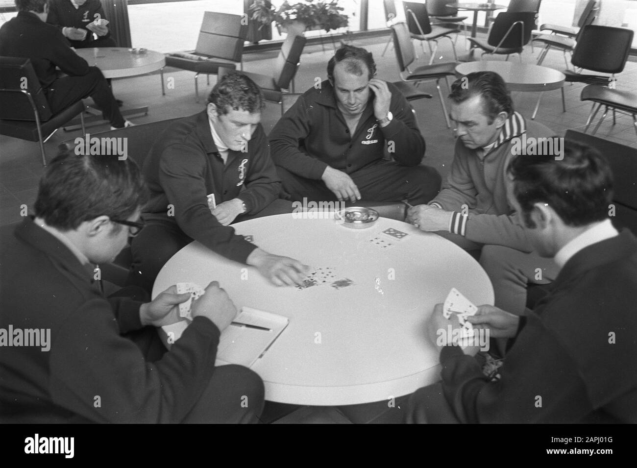the team of Feijenoord trains in sports centre Zeist for the match against Legia-Warsaw Description: Players put a ticket with trainer Happel Date: 14 april 1970 Location: Utrecht, Zeist Keywords: playing cards, sports centers, trainers, football Person name: Happel, Ernst Stock Photo