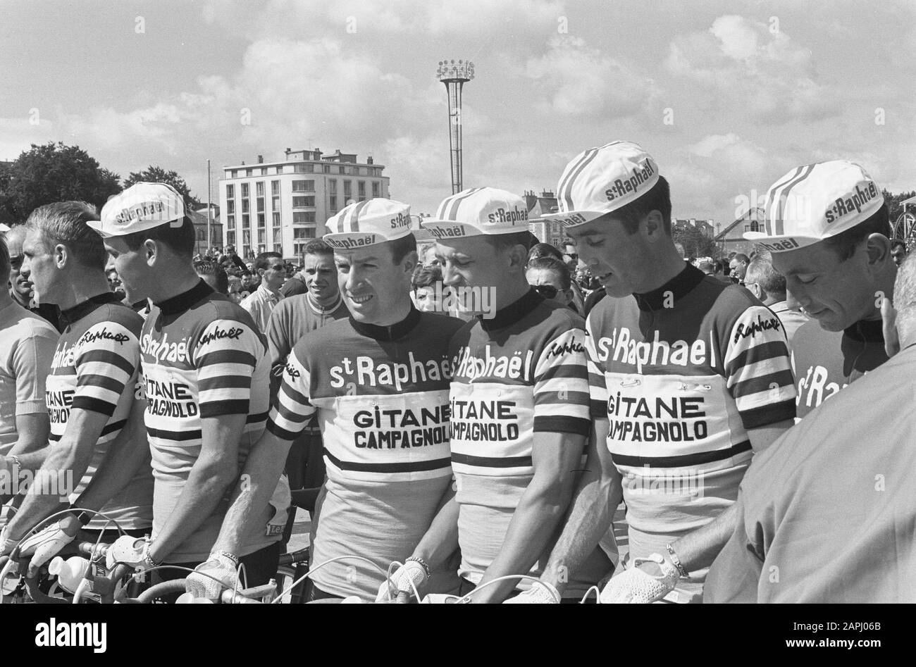 The St. Raphael-Gitanes team: Anquetil (yellow jersey, partially) Altig Rudi De Roo Elliott Everaert Geldermans Lebaube Date: 24 June 1964 Stock Photo