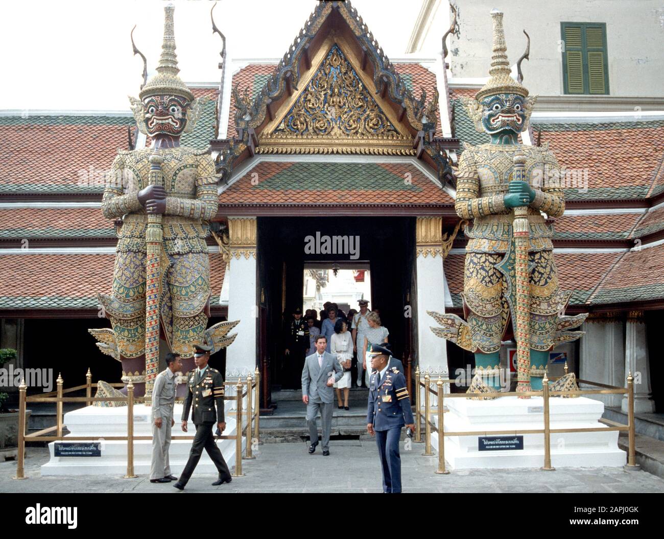 Prince Charles and Princess Diana visit the Golden Temple, Bangkok, Thailand 1988 Stock Photo
