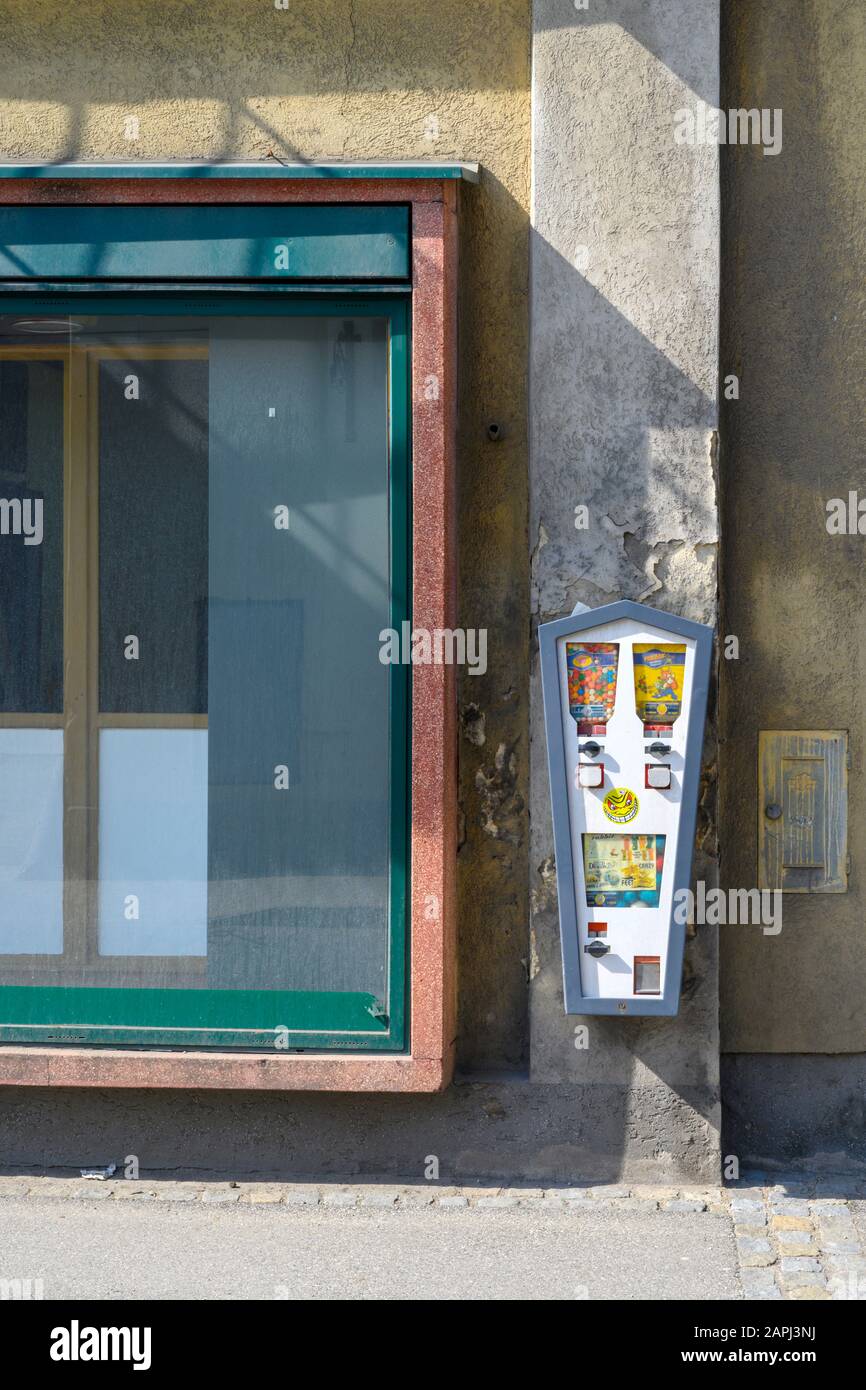 Österreich, Niederösterreich, St. Leonhard am Forst, Automat an aufgelassenem Geschäft Stock Photo