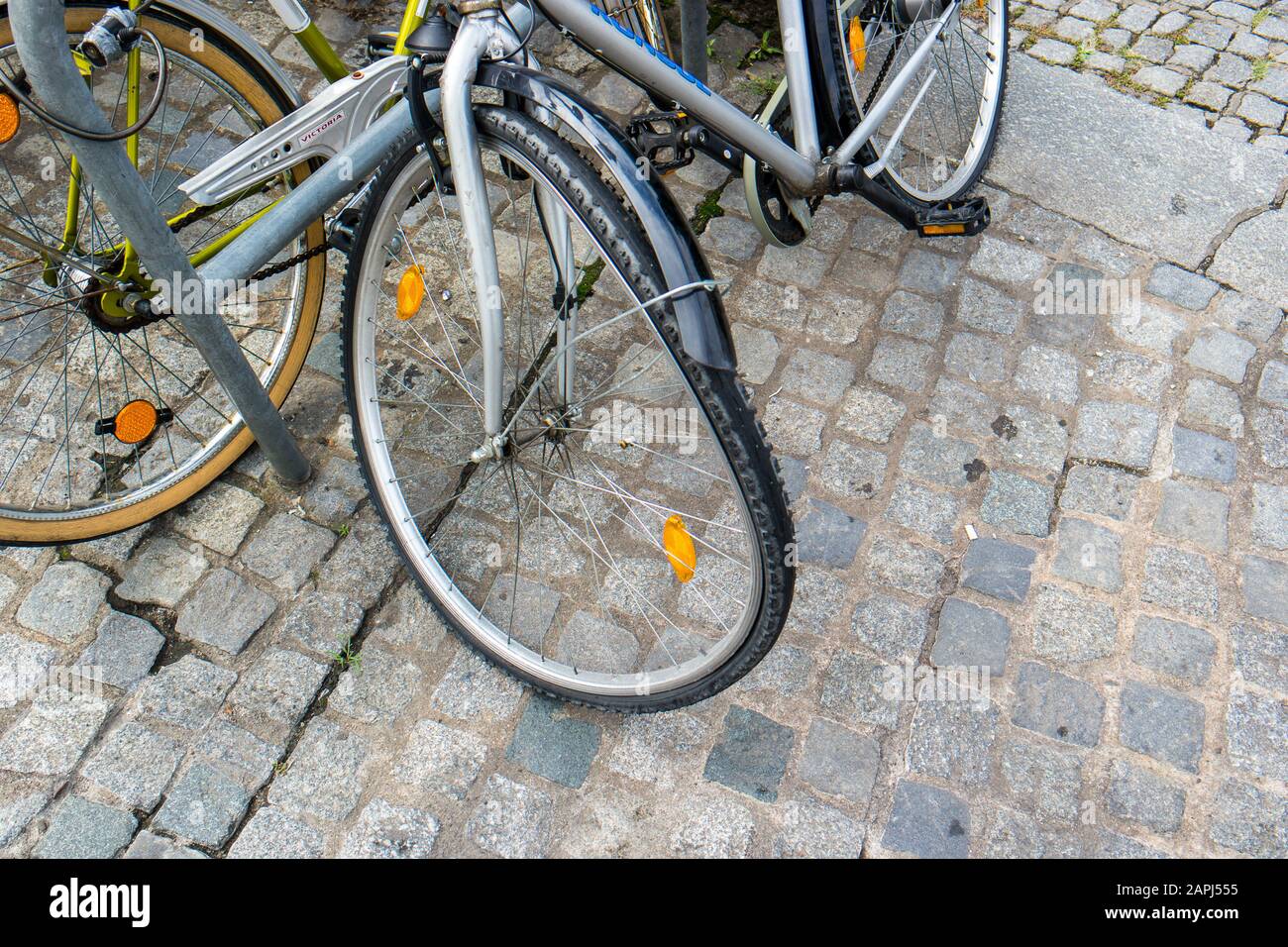 broken Bicycle Wheel Stock Photo - Alamy