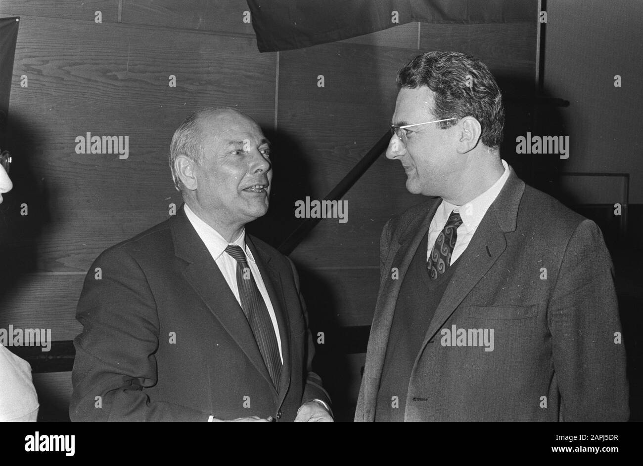 Debate Den Uyl (PvdA group chairman) and Ernest Mande (Belgian Marxist) on Labour Council or Parliament in Krasnapolsky, Amsterdam Date: 23 October 1970 Location: Amsterdam, Noord-Holland Keywords: Debatten, Marxists Personal name: Ernest Mandel, Uyl, Joop den Stock Photo