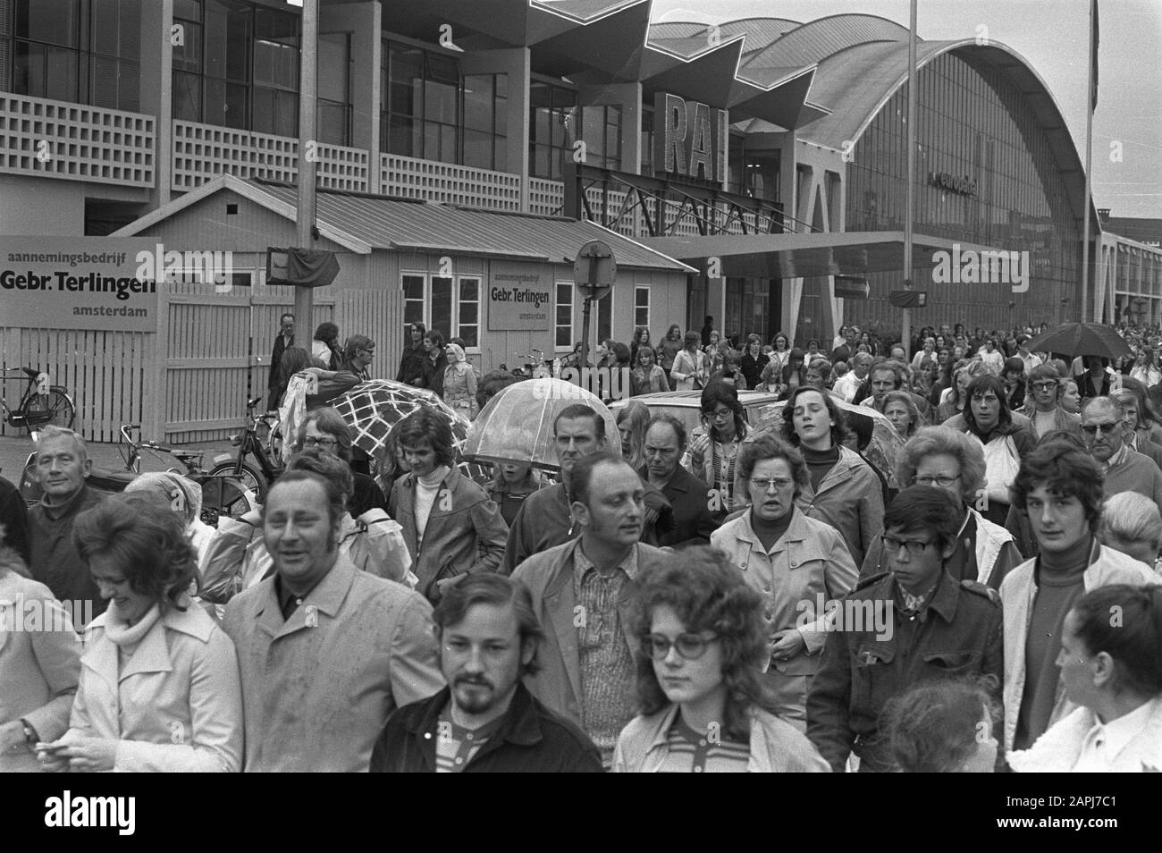 Start of the Evening Four Days 1972 at the RAI in Amsterdam Description: Participants of the annual walking event Date: 7 June 1972 Location: Amsterdam, Noord-Holland Keywords: sports, hiking, hiking Institution name: RAI Stock Photo