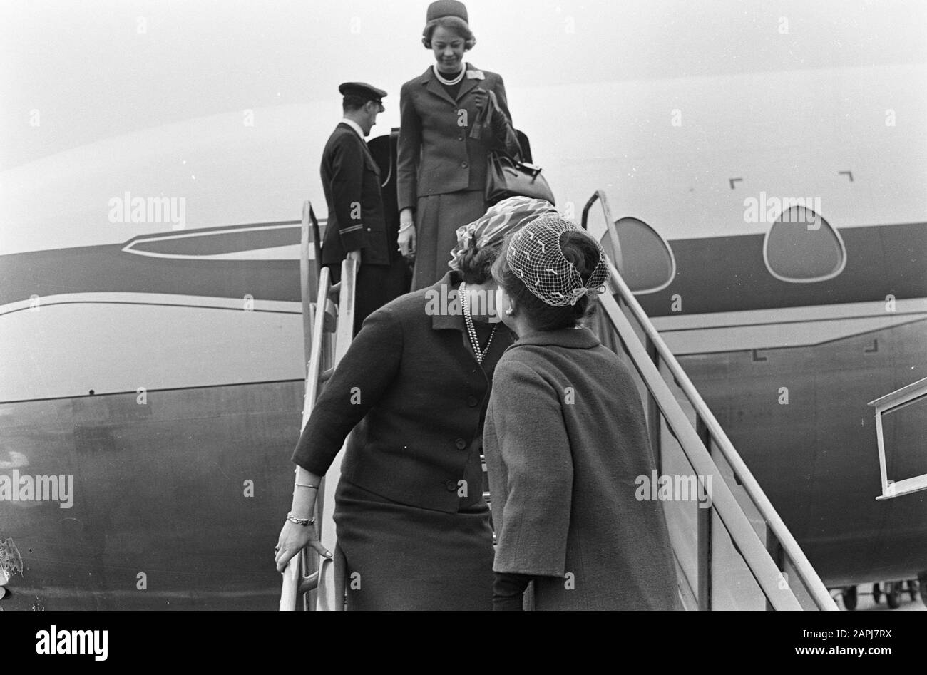 Danish Princess Benedikte in the Netherlands, Princess Benedikte and Princess Margriet Date: April 6, 1965 Location: Noord-Holland, Schiphol Personal name: Benedikte, Princess of Denmark, Margriet, princess Stock Photo