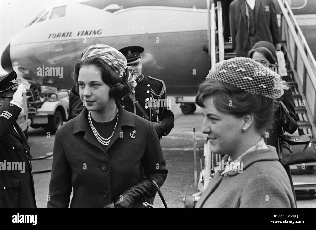 Danish Princess Benedikte in the Netherlands, Princess Benedikte and Princess Margriet Date: April 6, 1965 Location: Noord-Holland, Schiphol Personal name: Benedikte, Princess of Denmark, Margriet, princess Stock Photo