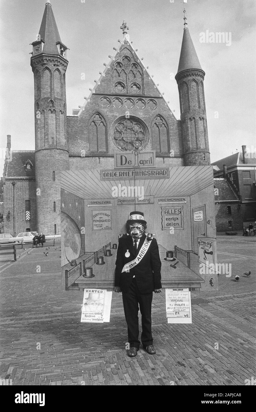Demonstrant with 1 April Works Council at Binnenhof Date: 1 april 1976 Location: Binnenhof, The Hague, Zuid-Holland Stock Photo