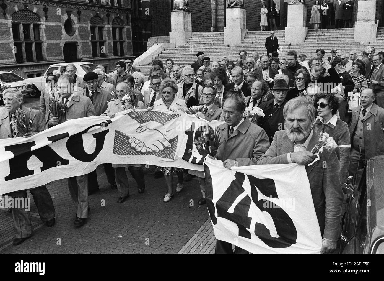 Demonstration in front of the building of the Supreme Court at the ruling on the prosecution of the war criminal Pieter Menten Description: Protesters with banners; a.o. LKG 1940-1945 (Landaal Kontakt Groep Resistance pensioners) Date: 22 May 1979 Location: The Hague, Zuid-Holland Keywords: demonstrations, war crimes, courts, justice, banners Institution name: Hoge Raad der Nederlanden Stock Photo