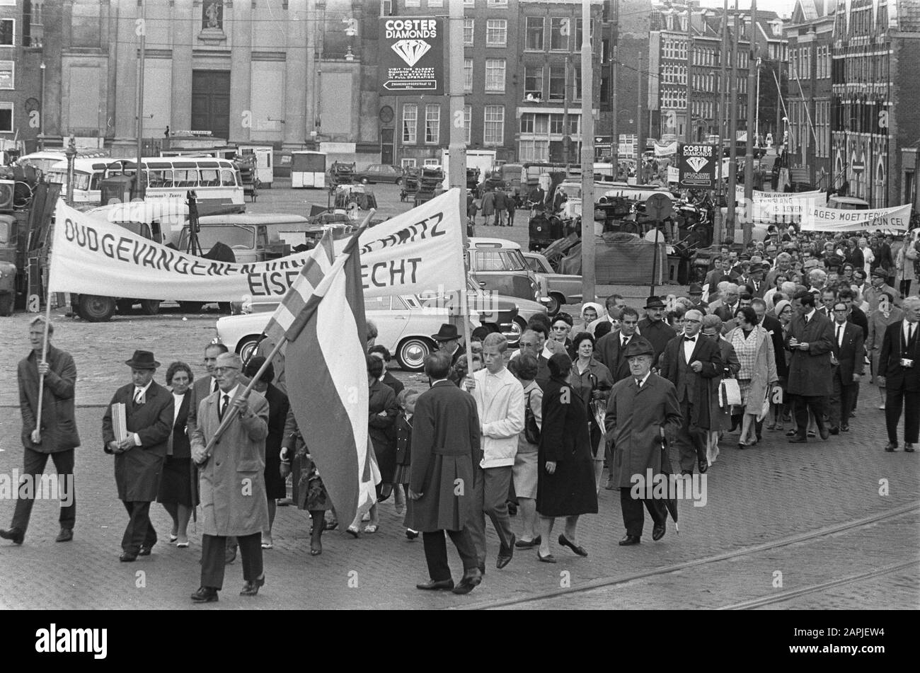 Demonstration of the Auschwitz Committee in Amsterdam with the aim of placing Willy Lages of war criminal within the reach of Nedelandse Justice Description: Protesters at the Muntplein Date: 18 September 1966 Location: Amsterdam, Noord-Holland Keywords: demonstrations, banners Personal name: Lages, Willy Stock Photo