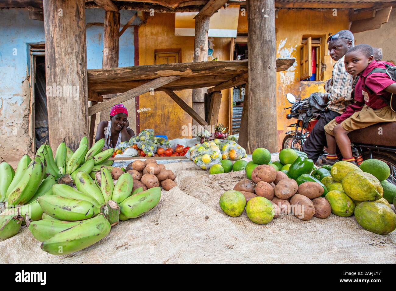 Fruit market and local people, in Kitwa, Uganda Stock Photo