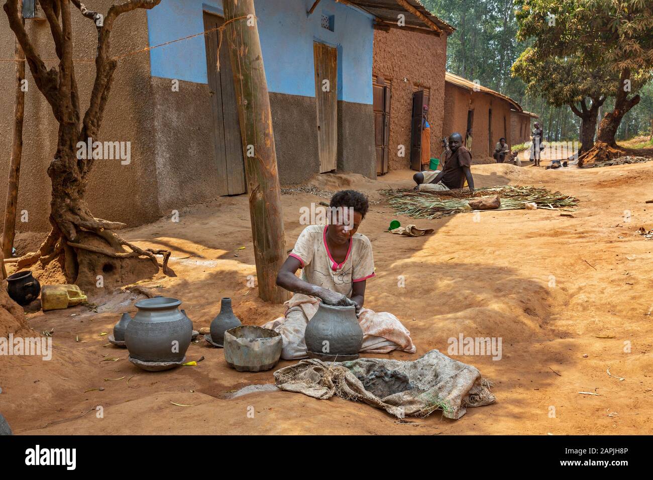 Local woman making pottery without using a pottery wheel, in Kitwa, Uganda Stock Photo