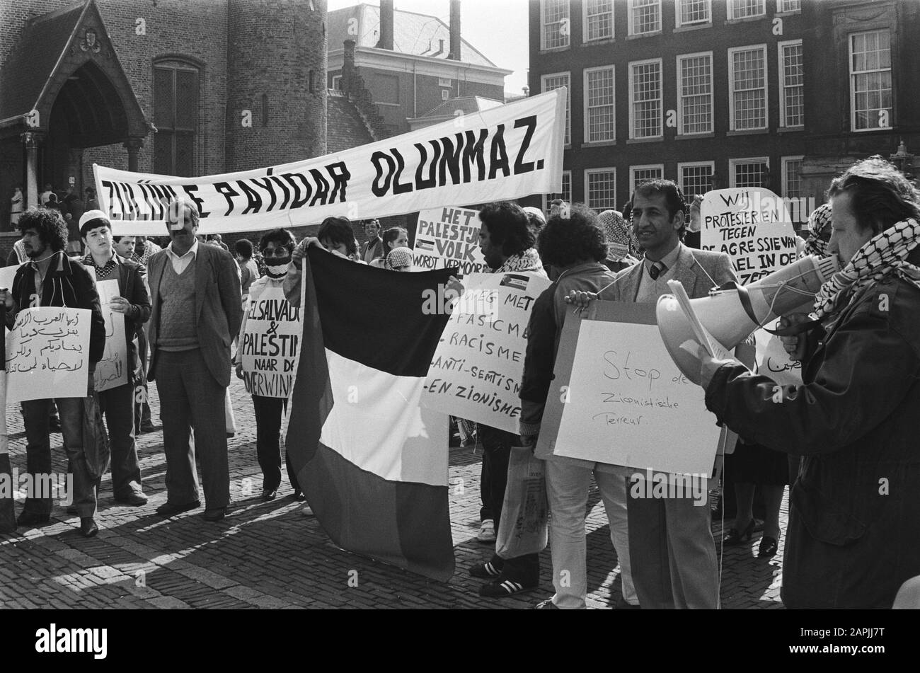 Demonstration at Binnenhof by Palestinian Association for cessation of murder Palestinian protesters Date: 16 april 1982 Location: Binnenhof, The Hague, Zuid-Holland Keywords: Demonstration, KILLINGER, protesters Stock Photo