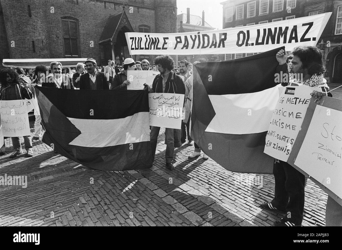 Demonstration at Binnenhof by Palestinian Association for cessation of murder Palestinian protesters Date: 16 april 1982 Location: Binnenhof, The Hague, Zuid-Holland Keywords: Demonstration, KILLINGER, protesters Stock Photo
