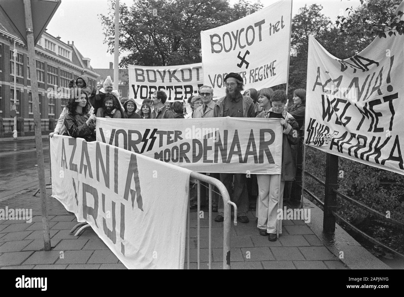 Demonstration against South Africa for South African Embassy in The Hague Date October 22, 1977