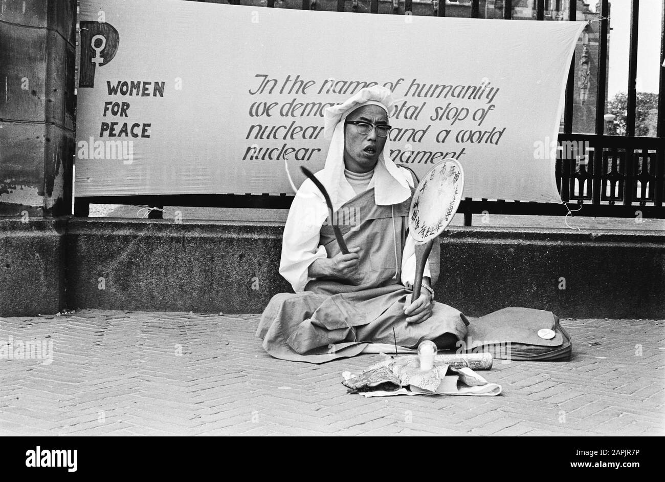 Demonstration of Women for Peace for the Peace Palace in The Hague because 35 years ago an atomic bomb fell on Hiroshima: a praying monk Date: 6 August 1980 Location: The Hague, Zuid- Holland Keywords: demonstrations, nuclear weapons, monks, peace movement Stock Photo