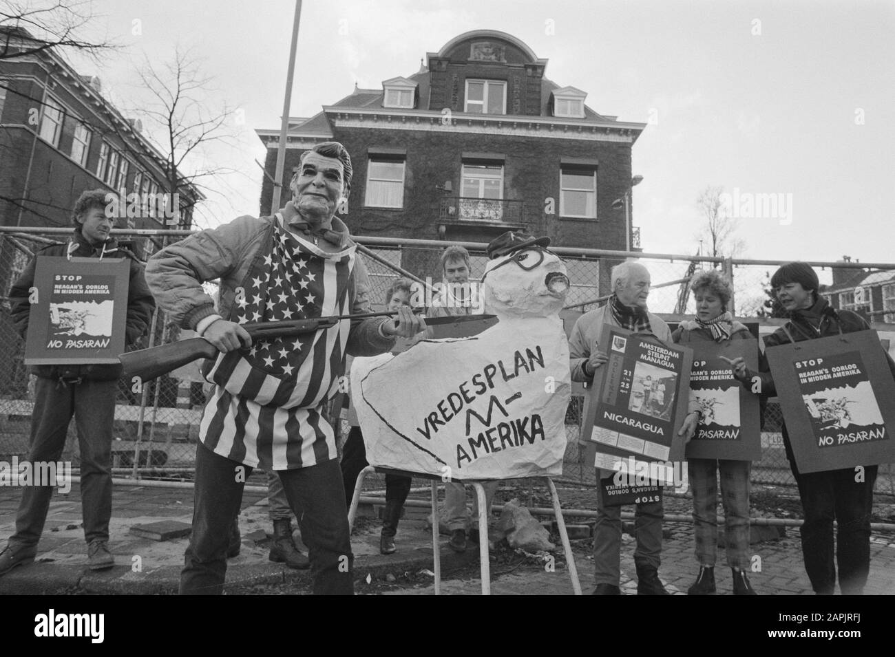Demonstration for American consulate in Amsterdam against proposal Reagan for assistance to contras in Nicaragua Date: February 3, 1988 Location: Amsterdam, Noord-Holland Keywords: CONSULATES, demonstrations Personal name: President Reagan Stock Photo