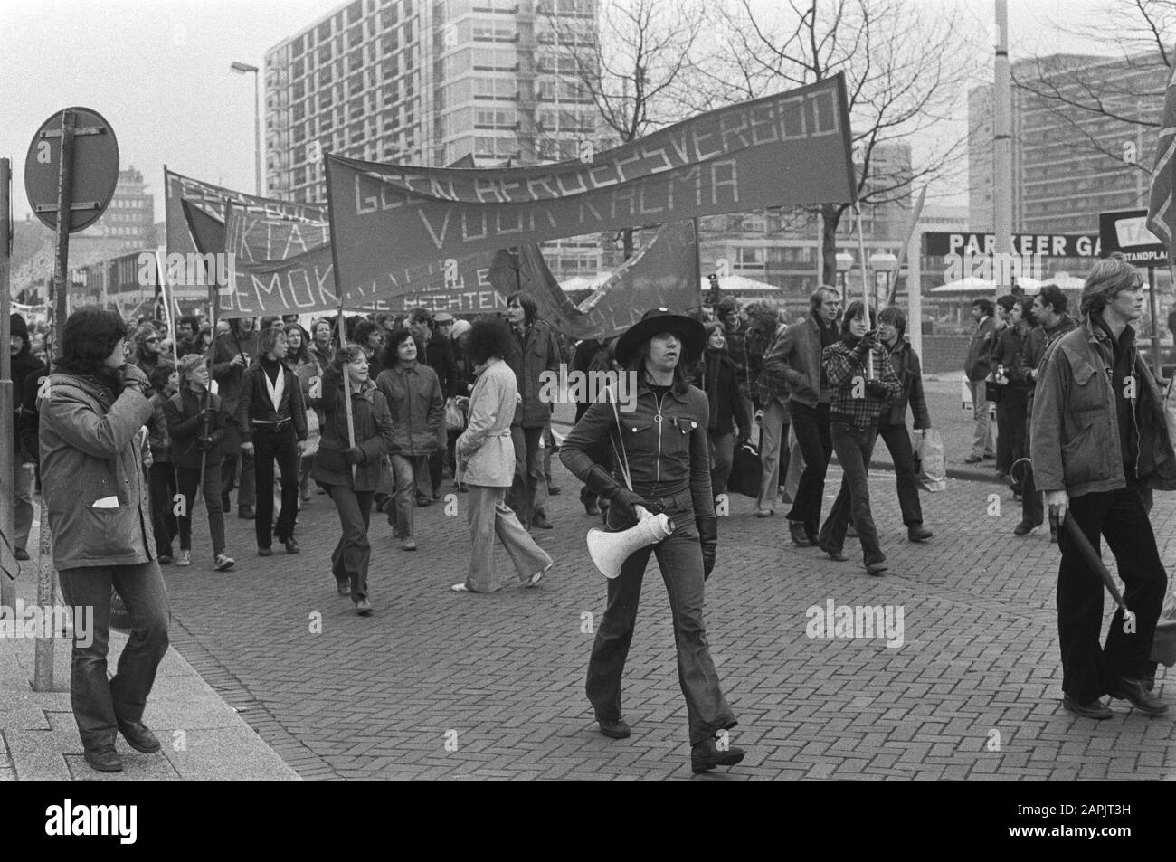 Demonstration for police inspector Kalma in Rotterdam; overview Date: December 17, 1977 Location: Rotterdam, Zuid-Holland Keywords: demonstrations Personal name: Kalma Stock Photo