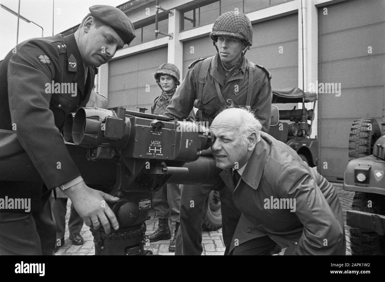Prime Minister Den Uyl visits the yard Johannes Post in Havelte Description: Den Uyl looks through a viewfinder of a TOW anti-missile installation Annotation: TOW stands for Tube-launched, Optically tracked, Wire-guided Date: 13 April 1977 Location: Drenthe, Havelte Keywords: visits, barracks, armed forces, army, military equipment, military bases, military exercises, minister-presidents Personal name: Uyl, Joop den Stock Photo