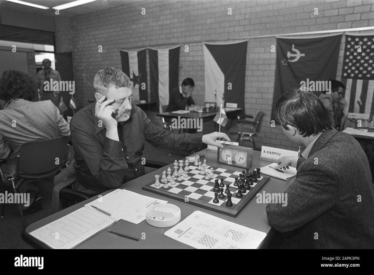 Third round IBM chess tournament at A'dam, 5a and 6a Jan Hein Donner (l) against Karpov (r), 7a and 8a Jan Timman against Smyslov Date: 18 May 1981 Location: Amsterdam, Noord-Holland Keywords: chess Personal name: Donner, Jan Hein, Karpov, Anatoli, Timman, Jan Institution name: IBM-Chess Tournament Stock Photo