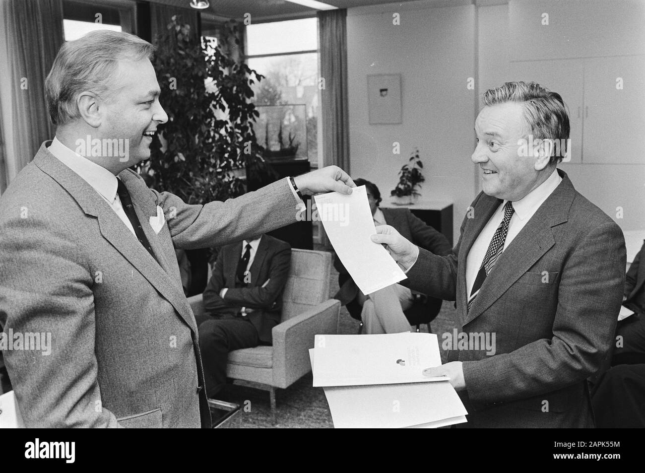 Mr. Landheer (chairman of the Association of Dutch Sickness Funds) hands the first own contribution card for medicines to state secretary Van der Reijden (WVC). Date: 31 January 1983 Keywords: wage and price policy, social services Personal name: Reijden, Joop van der Stock Photo