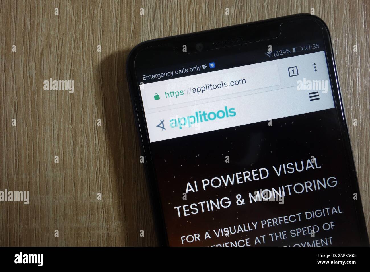 Applitools website displayed on a modern smartphone Stock Photo