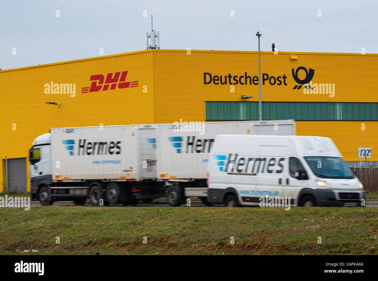 Mainz, Germany. 23rd Jan, 2020. Two Hermes vehicles drive past the Deutsche  Post/DHL distribution centre. Credit: Andreas Arnold/dpa/Alamy Live News  Stock Photo - Alamy
