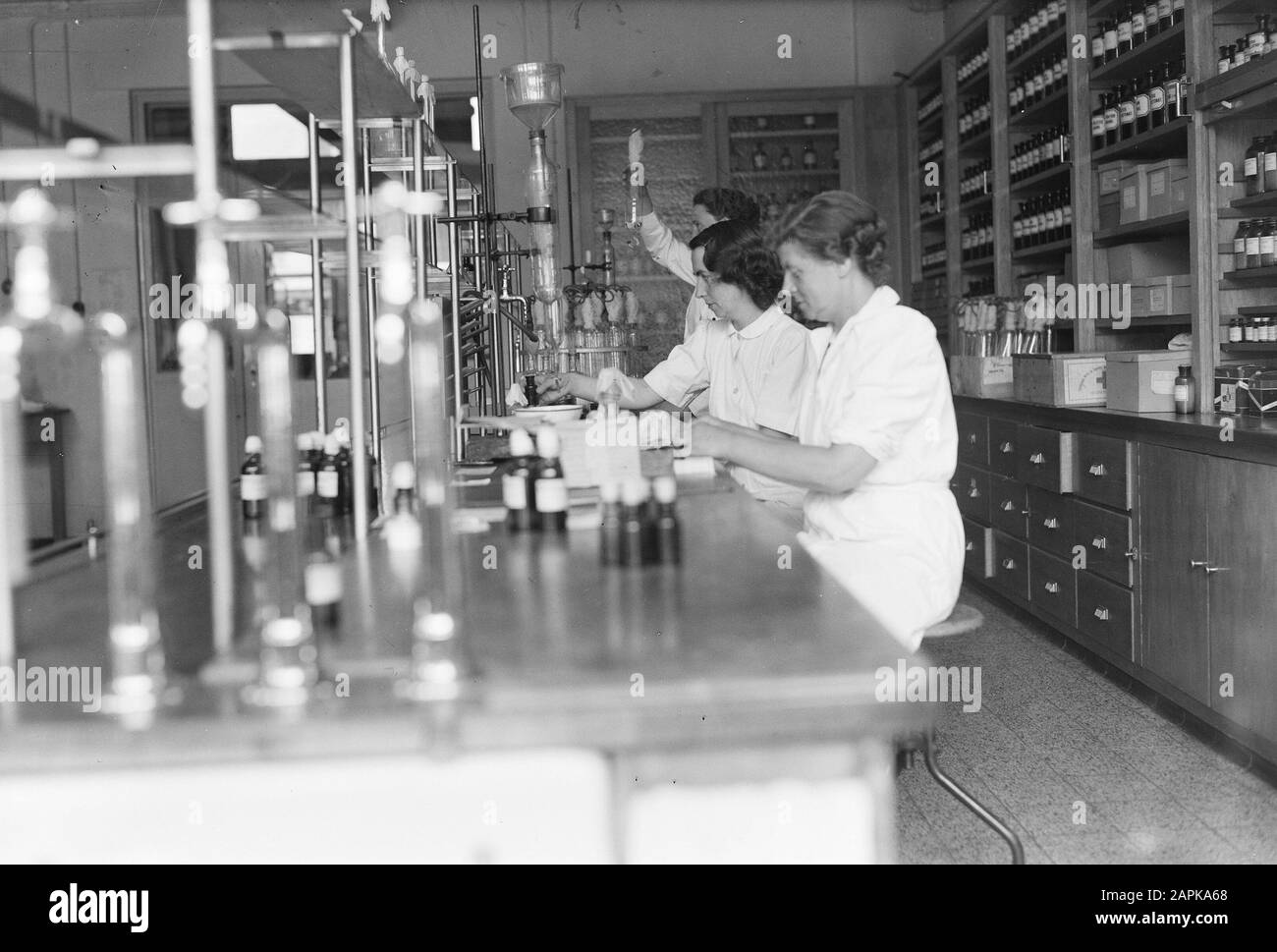 Healthcare workers working on Black and White Stock Photos & Images - Alamy