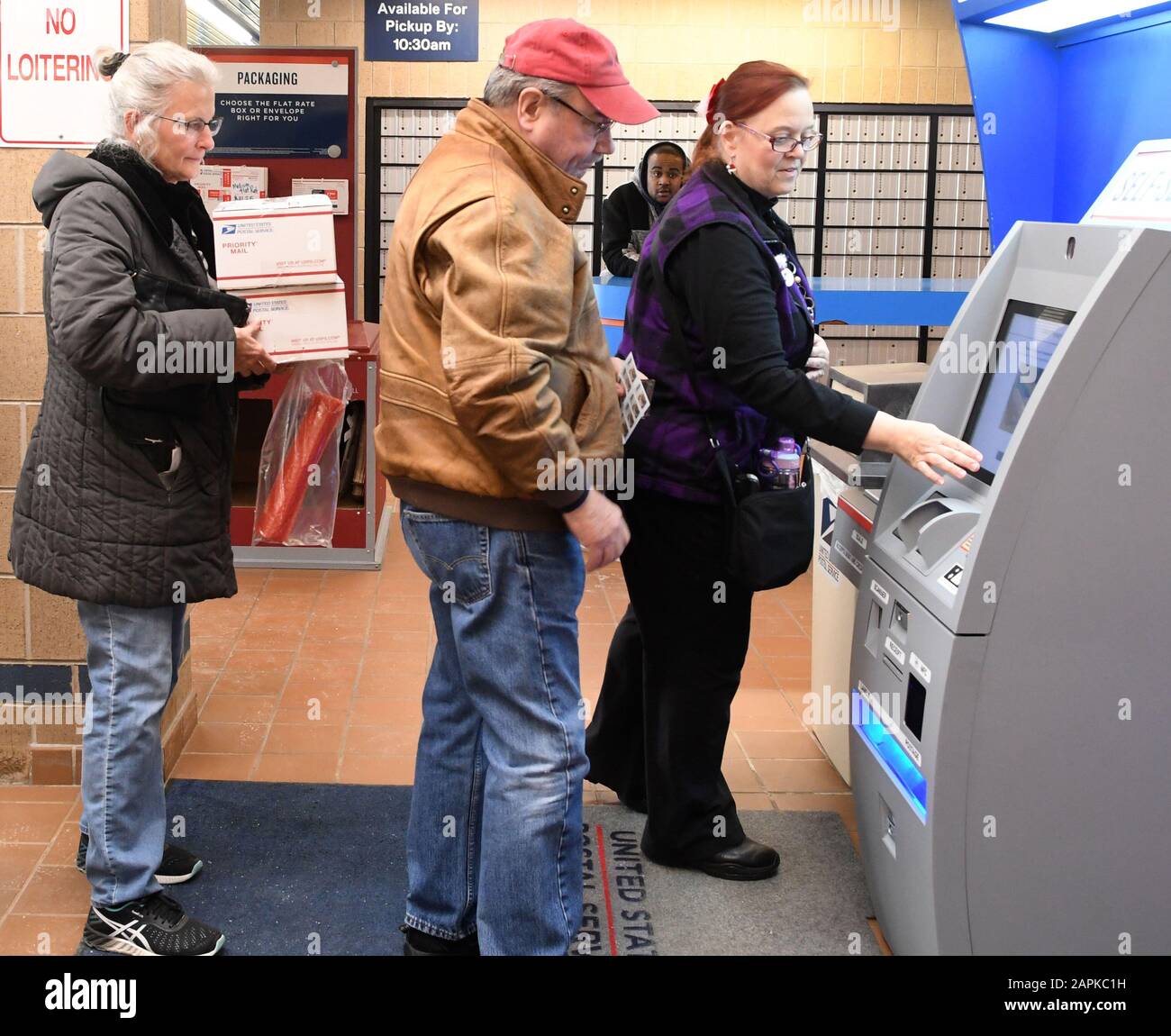 Mailing kiosk hi-res stock photography and images - Alamy