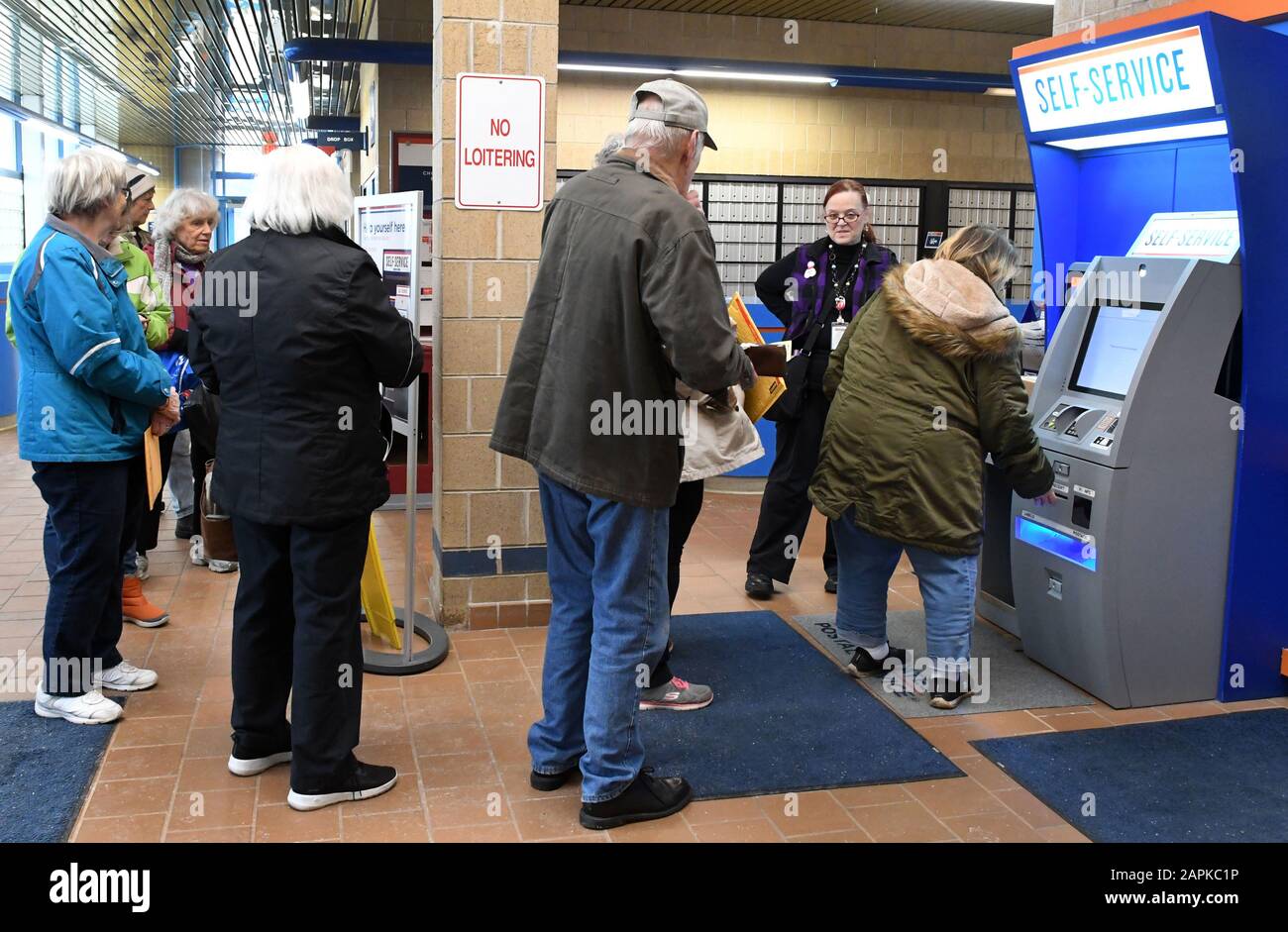 Mailing kiosk hi-res stock photography and images - Alamy