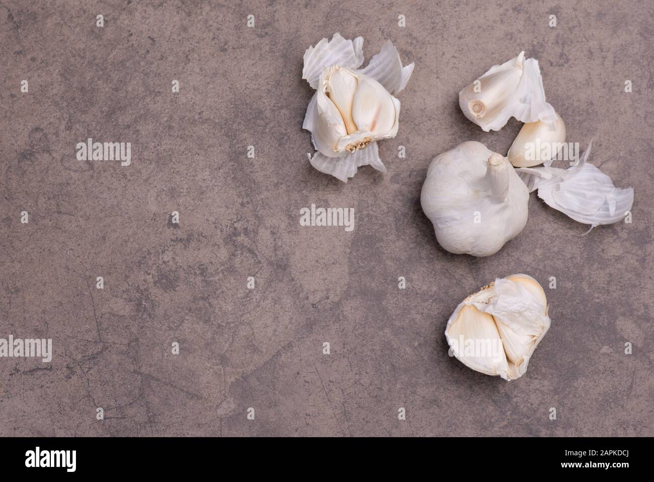 Garlic on a brown textured background, empty copy space for text Stock ...