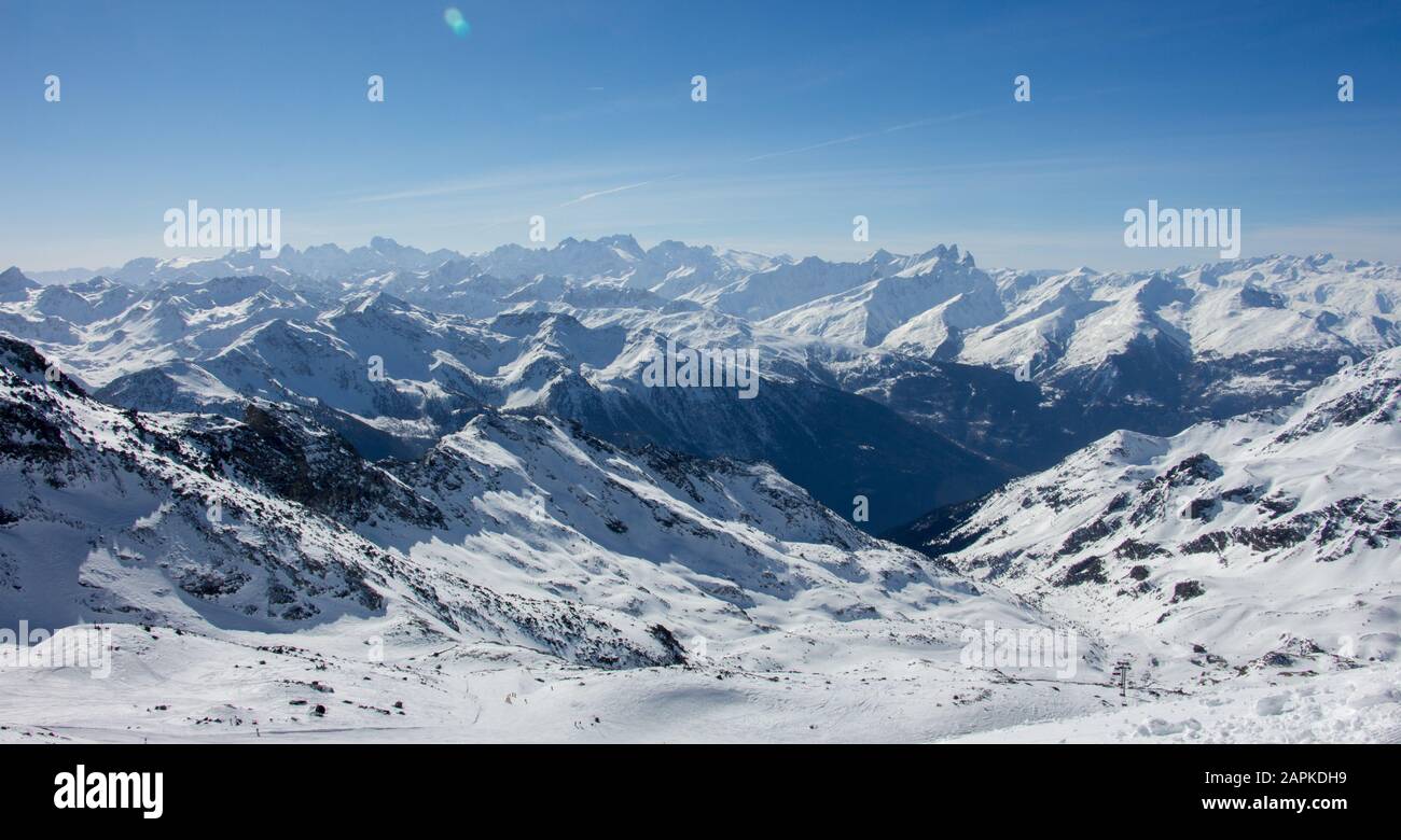 col de thorens peclet val thorens valley view sun snowy mountain landscape  France alpes 3 vallees Stock Photo - Alamy