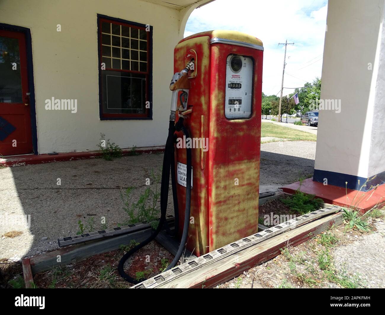 A vintage gas pump located in a gas station rural town in Michigan Stock Photo