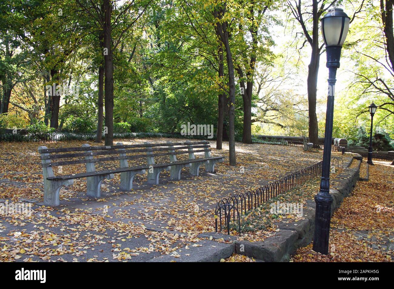 Bench city hi-res stock photography and images - Alamy