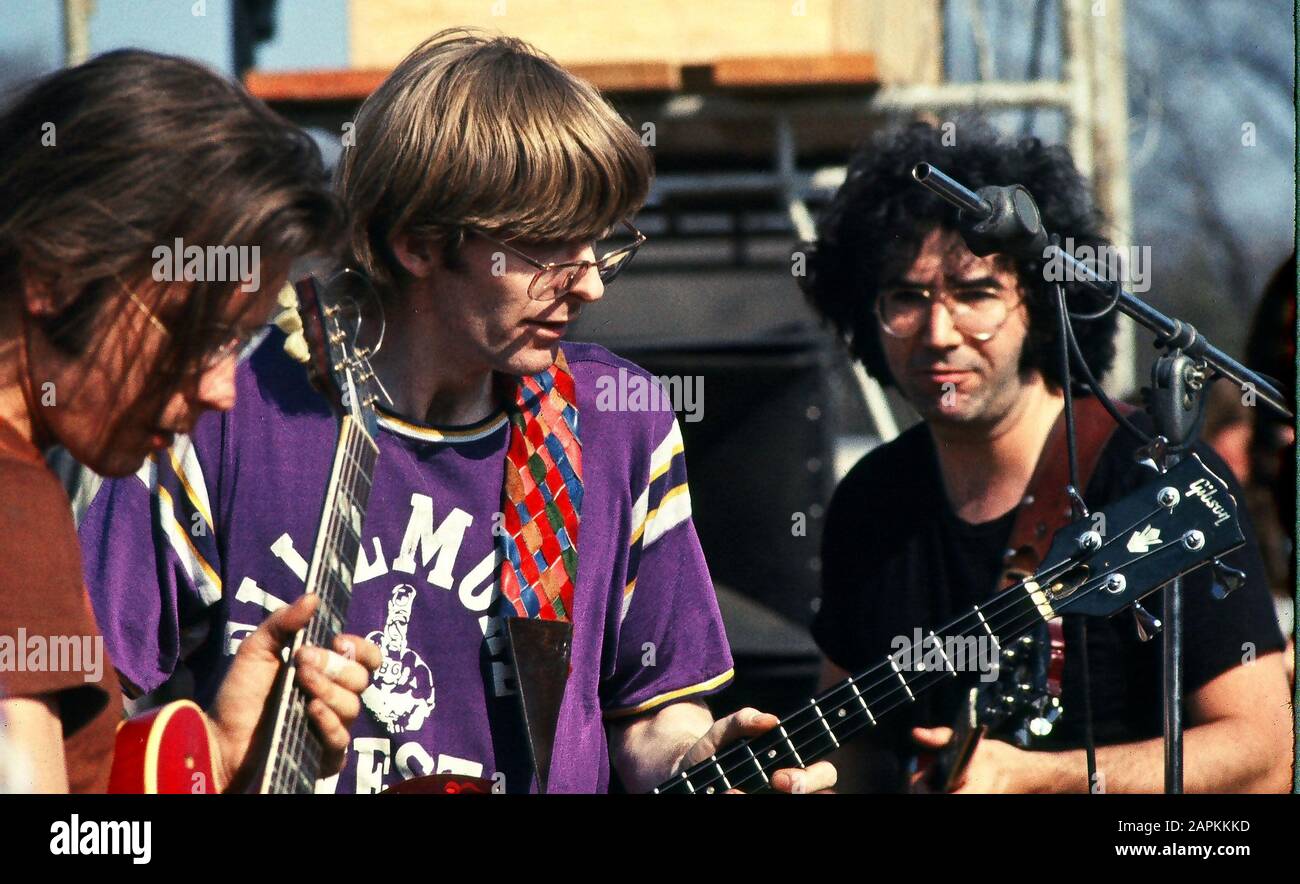 Poynette, Wisconsin, USA. 26th Apr, 1970. BOB WEIR, left, PHIL LESH, and JERRY GARCIA as the GRATEFUL DEAD perform at the Sound Storm rock festival Sunday April 26, 1970, Poynette, Wisconsin. Credit: Mark Hertzberg/ZUMA Wire/Alamy Live News Stock Photo