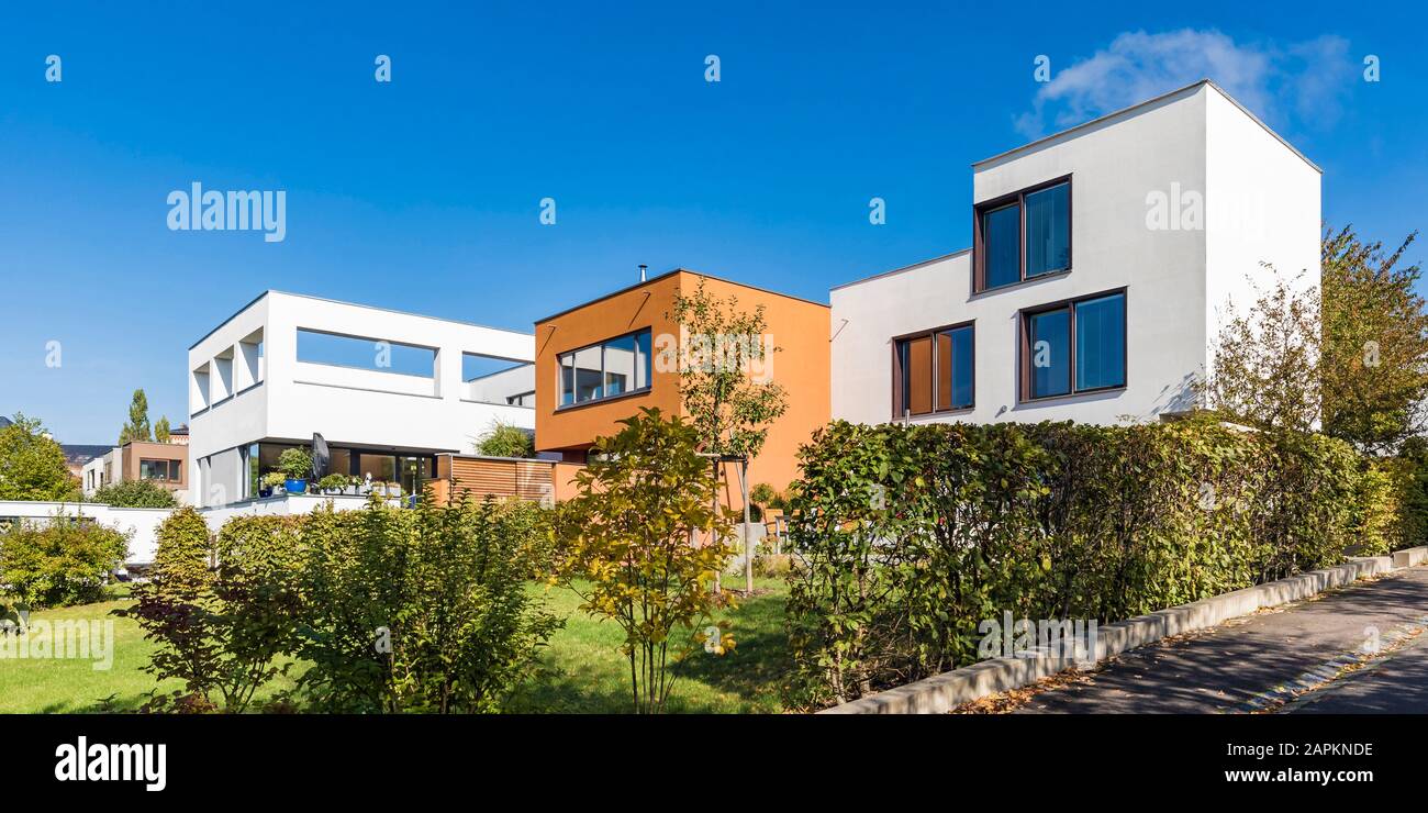 Deutschland, Thüringen, Weimar, Wohnquartier Neues Bauen am Horn, Villenviertel, moderne Einfamilienhäuser Stock Photo